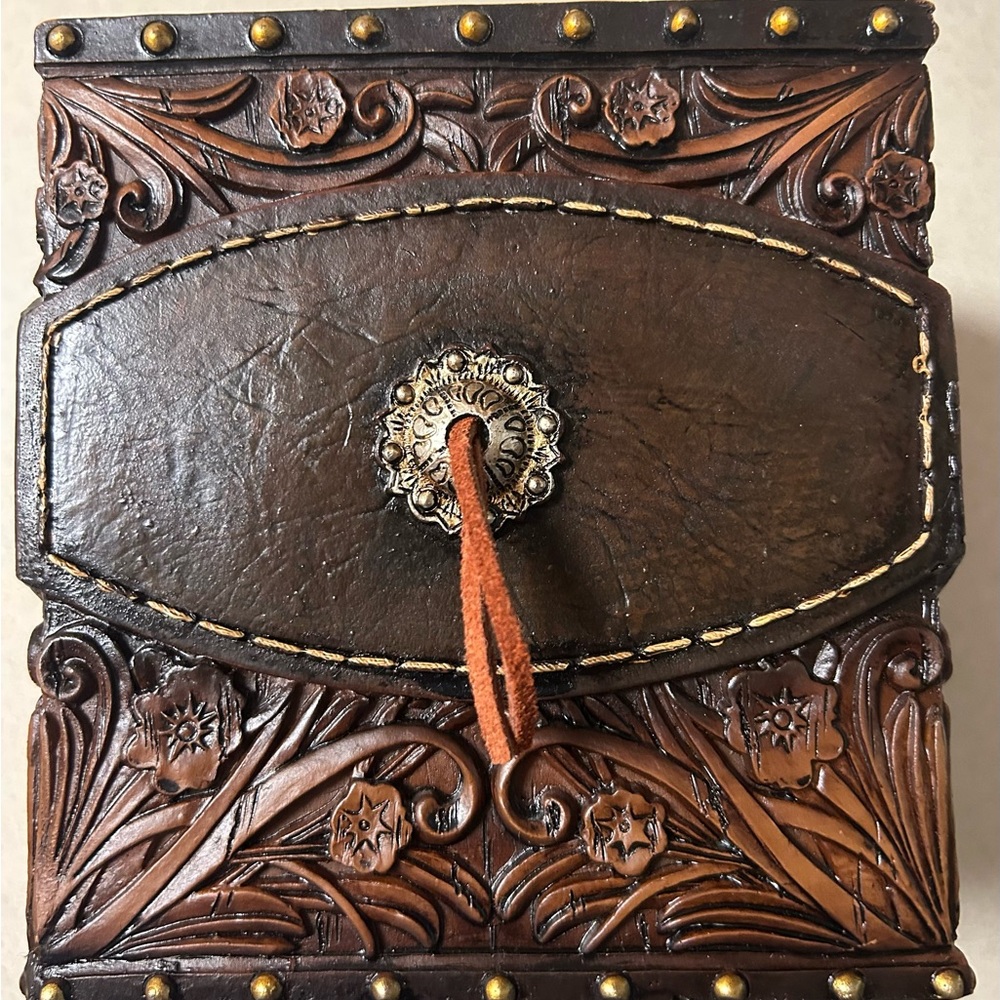 Resin Horse w/tooled leather look Tissue Box - Picture 4 of 5